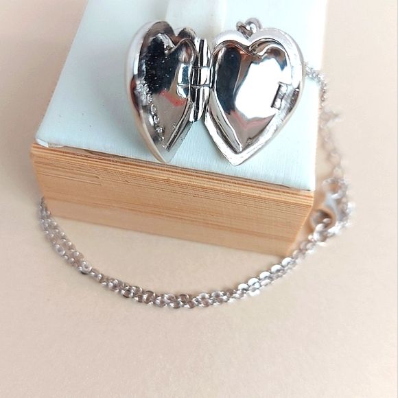 925 Sterling Silver Heart Shaped Locket w engraved message "I love you mom"